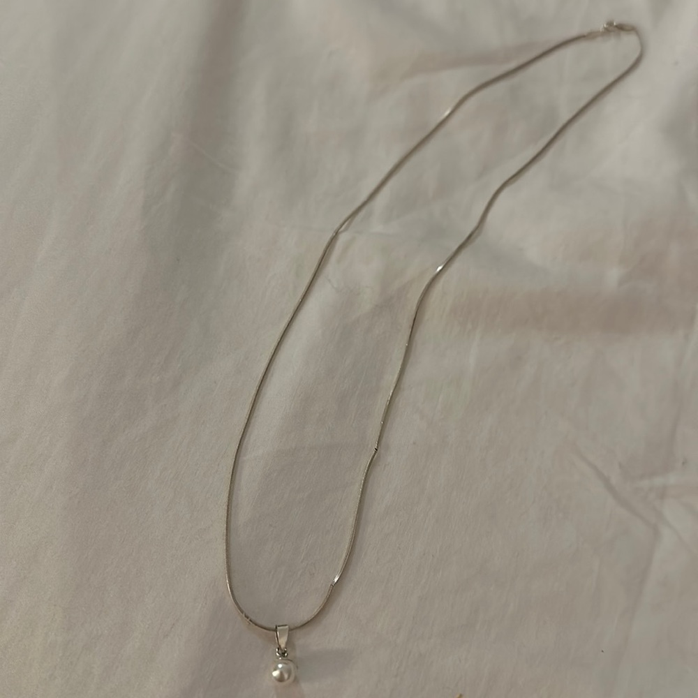 *๐ FREE WITH PURCHASE* Pearl pendant silver chain necklace - Picture 4 of 15
